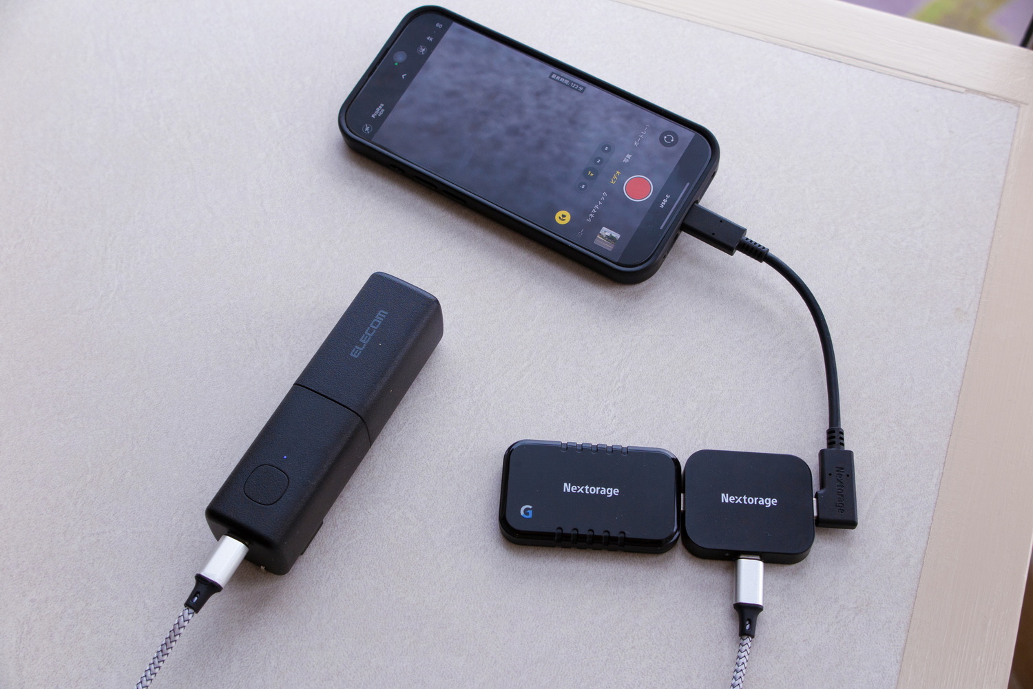 各機器を接続してみた。iPhoneとSSD＋PDPアダプターは手持ち、1.5mのUSBケーブルでつないだモバイルバッテリーはズボンのポケットに入れて、というスタイルで使用した