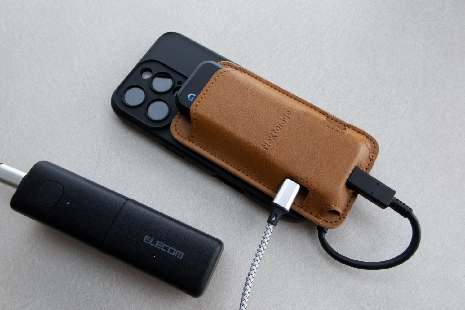 PDPアダプター専用MagSafe対応ケースを使ってiPhone 16 Pro(MagSafe対応ケース併用)に機材をまとめてみた。この組み合わせの場合、専用MagSafe対応ケースのお尻が1.5cmほどはみ出るが、MagSafeによる固定には問題なし。iPhone 16 Pro Maxだとツライチになるサイズ感のようだ