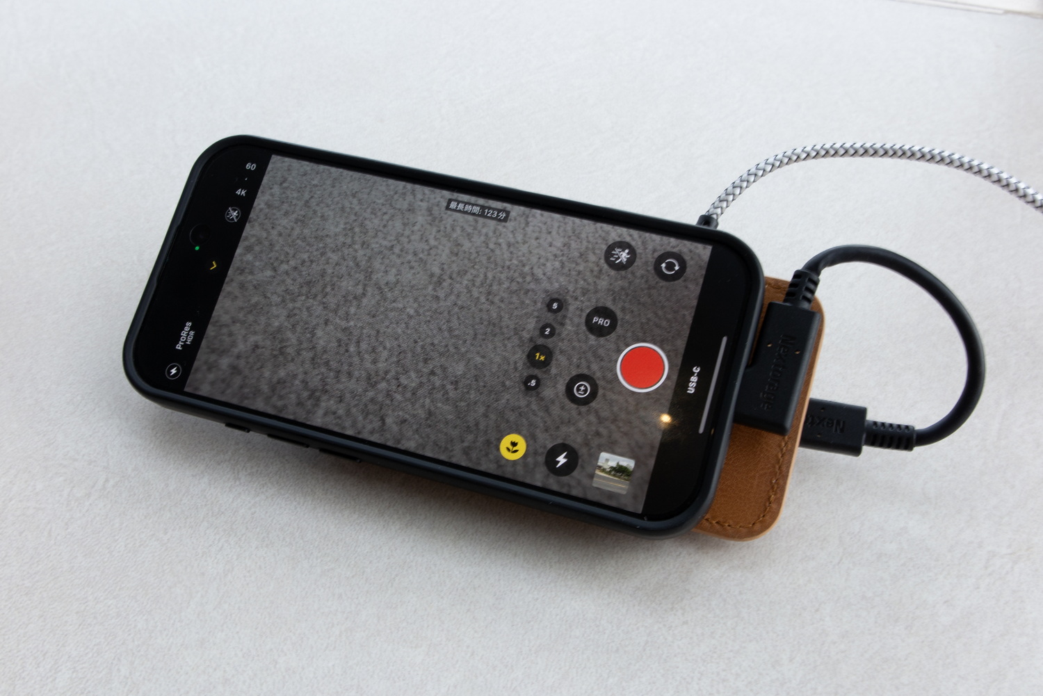 磁力による固定ではあるが強度は十分で、撮影しながら歩いていても特に保持に不安があるようなことはなかった。また、熱による撮影の停止などは、散歩しながら最大5分程度×複数回のテスト撮影では発生しなかった。なお、後日ファイルを確認した際にも、コマ落ちの発生は確認されなかった