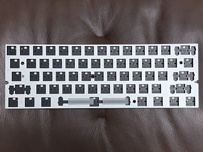 <a href="https://akiba-pc.watch.impress.co.jp/docs/news/news/1653407.html" class="deliver_inner_content i">ラピッドトリガー対応の60%キーボード自作キット「RAVEN61 HE RGB」</a>