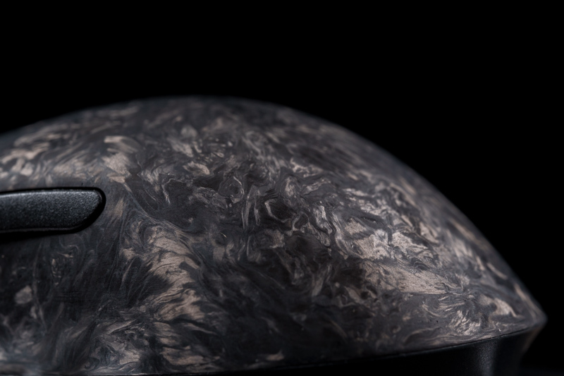 模様となるカーボン繊維はランダムに表面に現れるため、個体ごとに異なる見た目になる