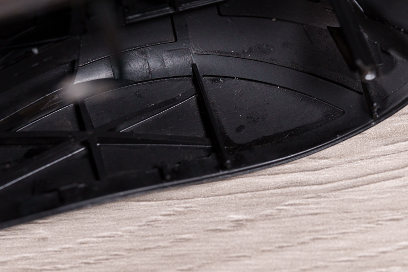 リブ付きの樹脂フレームに鍛造カーボンシェルを被せたような内部設計