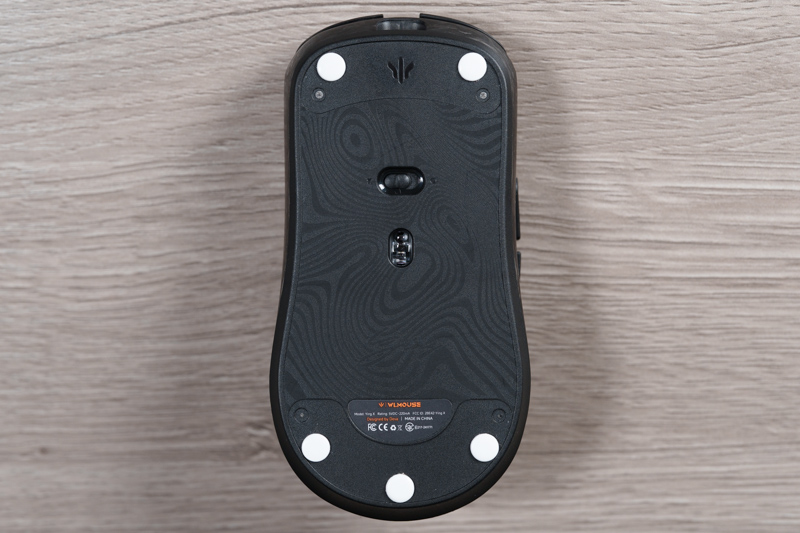 底面はABS樹脂製で、鍛造カーボン風のパターンがプリントされている