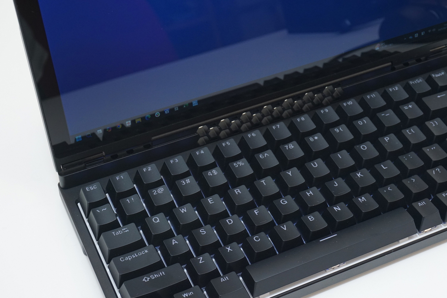 サンコー「10インチモニター搭載メカニカルキーボード」(型番:KWSD25CBK)