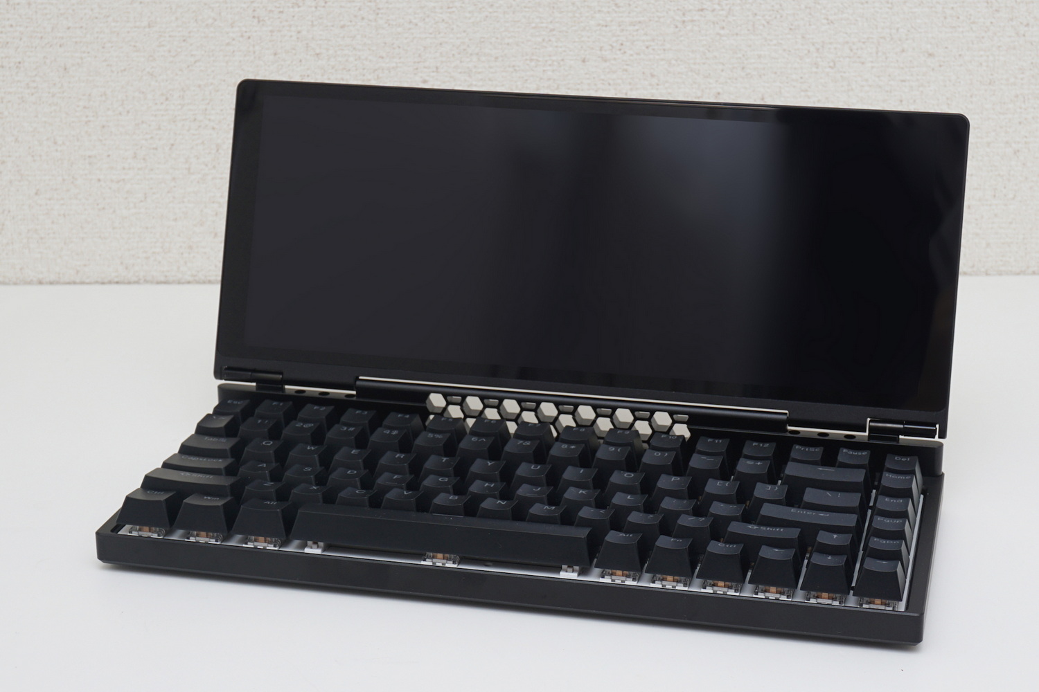 重さのあるキーボード部分で液晶モニター部分を支える構造だ