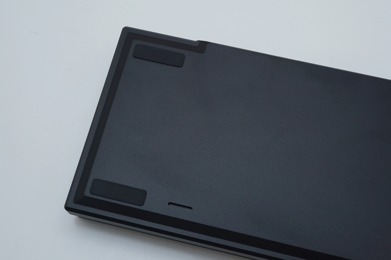 キーボードの裏には滑り止めのゴム足を装備