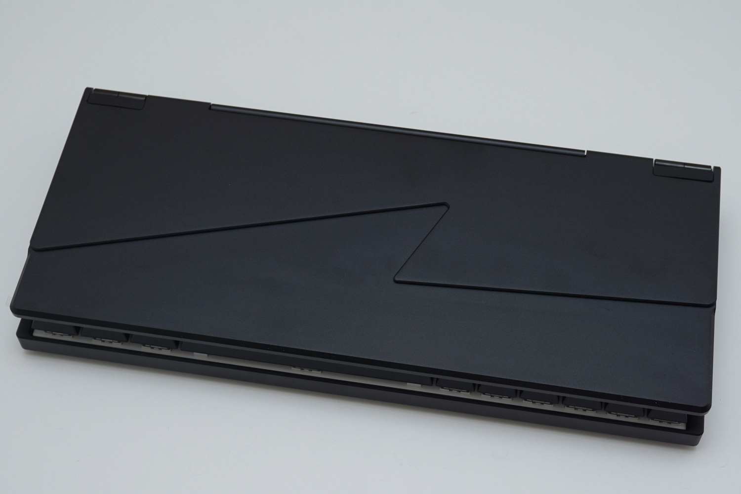 液晶モニター部分を閉じるとコンパクトキーボードにカバーを付けたような感じになる