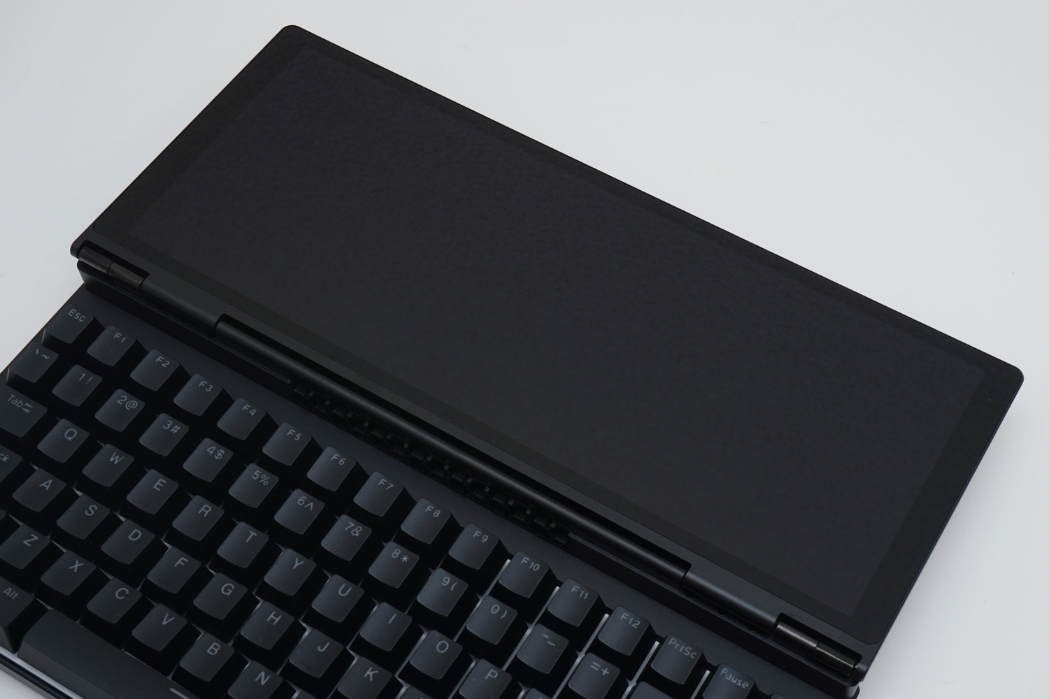 液晶モニター部分は大きく開き、ヒンジは固く安定している