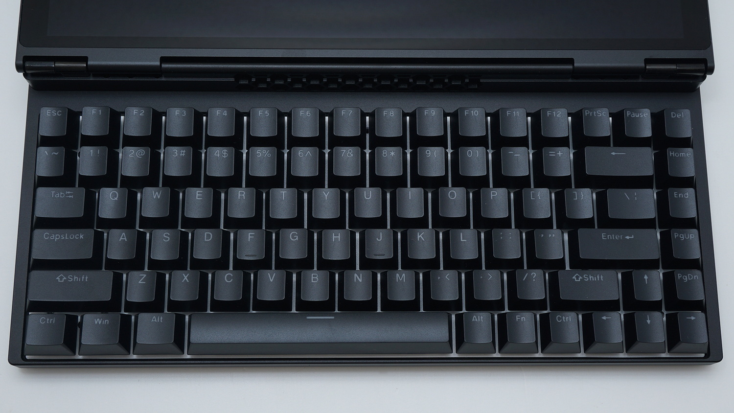 キーボードは英語配列の84キータイプ。キーピッチは実測値で約19mmと広めなので快適にタイプできる