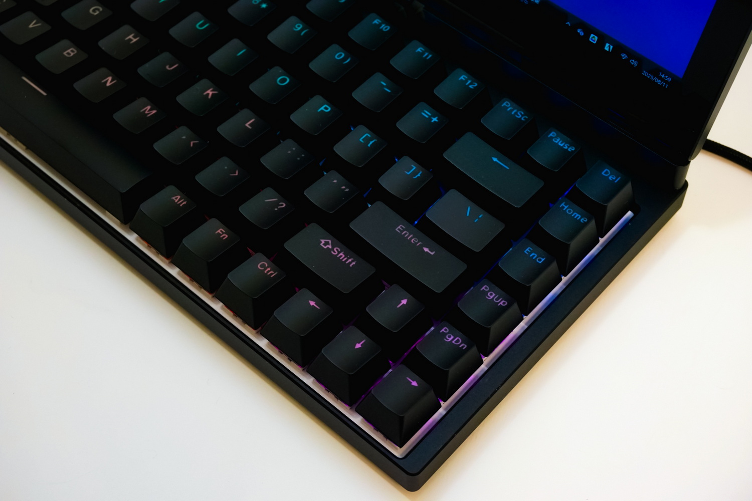 キーボードの底面にLEDが組み込まれており、さまざまなイルミネーションが楽しめる