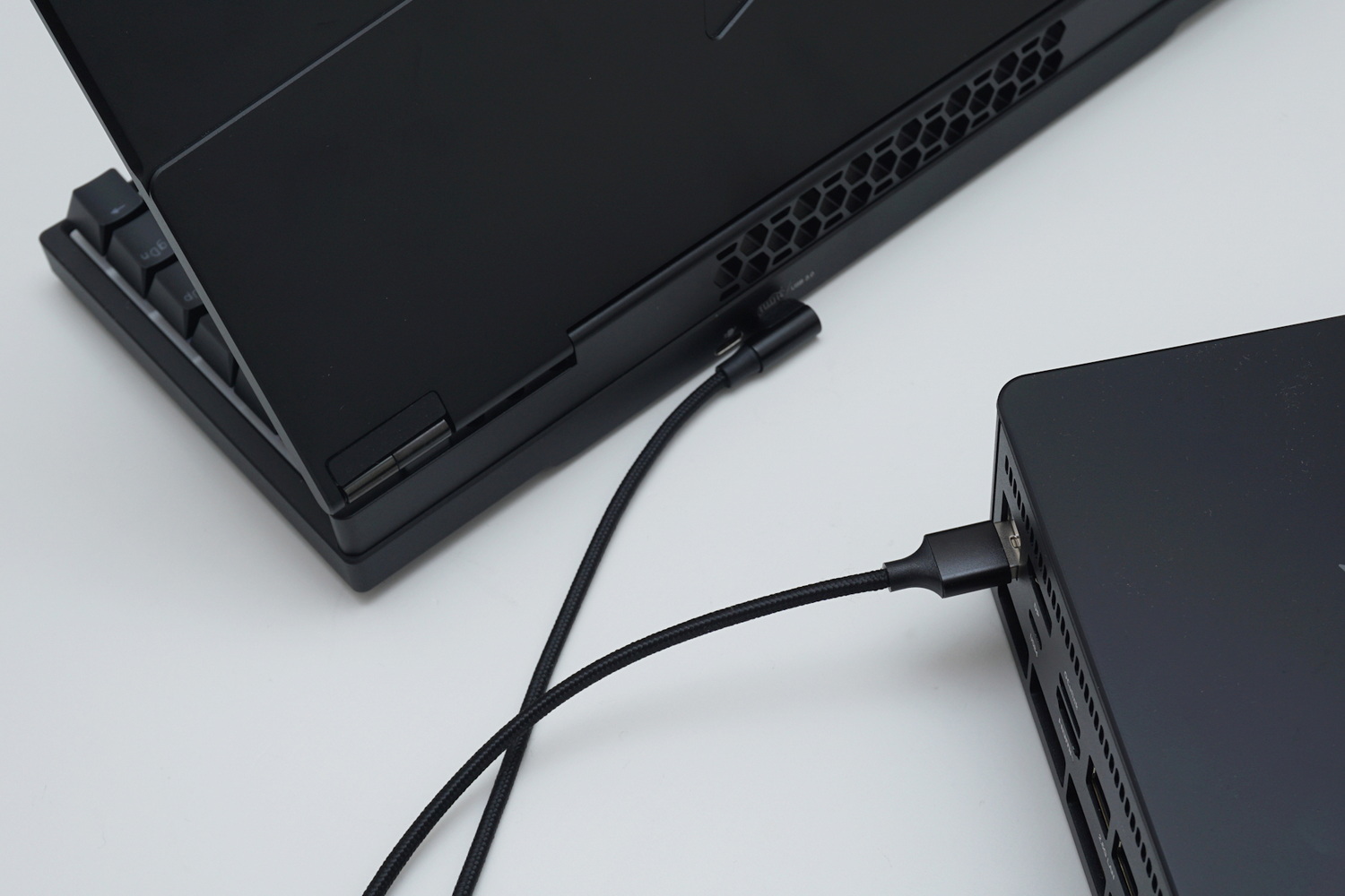 今回の検証環境では、付属のUSBケーブル1本でPCと接続するだけで動作した