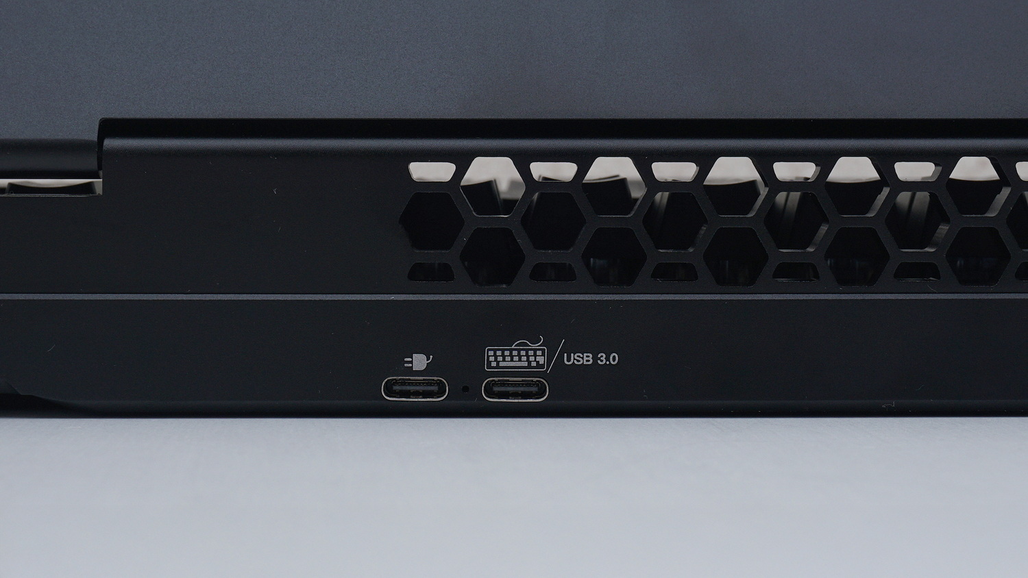 背面には2基のType-Cコネクターを装備する。向かって右のキーボードのアイコンがあるポートがPCと接続するポート、左側が電源供給用のポート