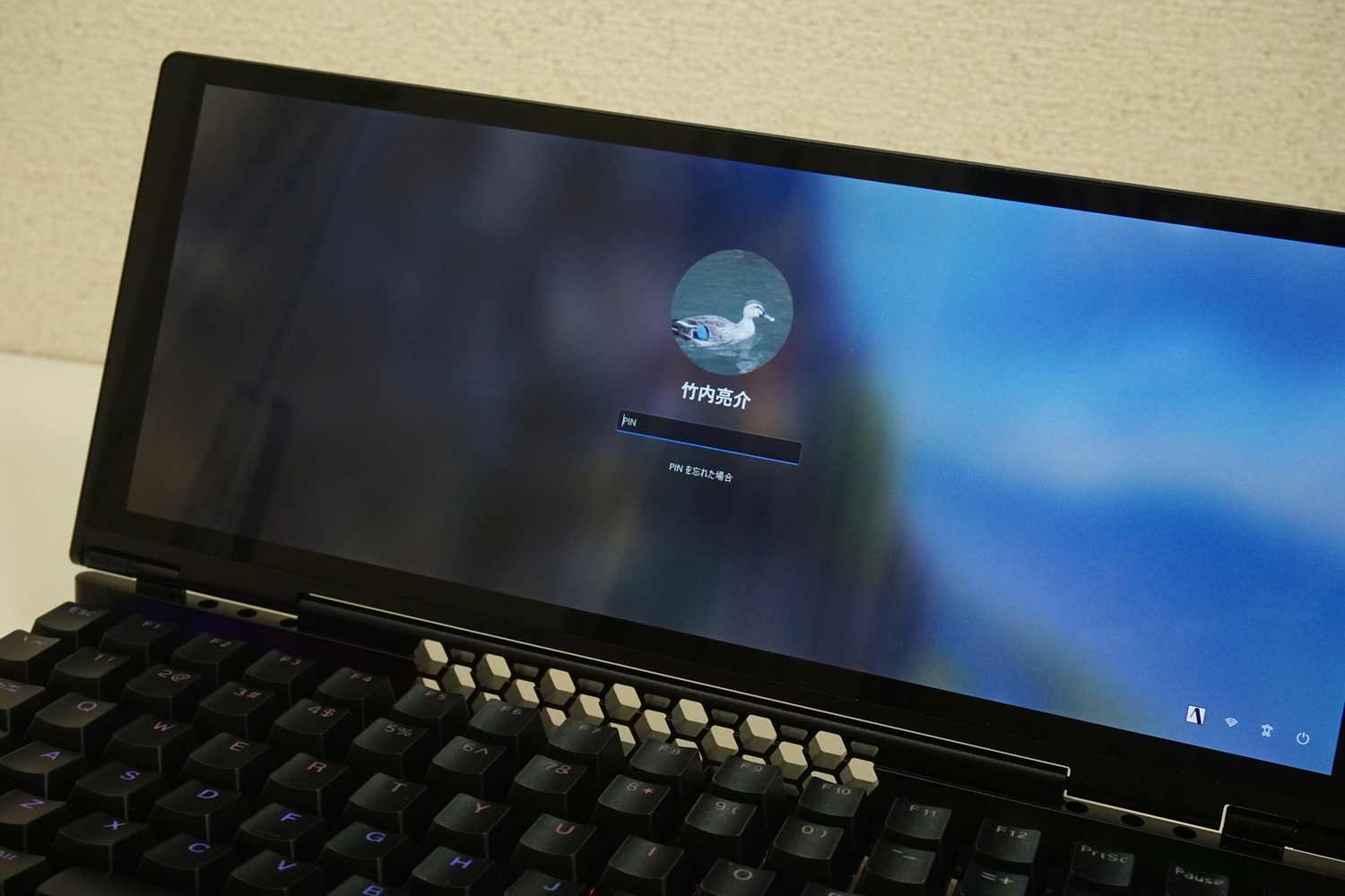 「10インチモニター搭載メカニカルキーボード」のみを接続した状態でも、Windows 11の起動やサインインは可能