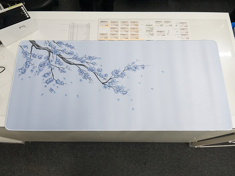 <a href="https://akiba-pc.watch.impress.co.jp/docs/news/news/1455350.html" class="deliver_inner_content i">花をテーマにしたデスクマット「Cherry Blossomx Deskmats」</a>