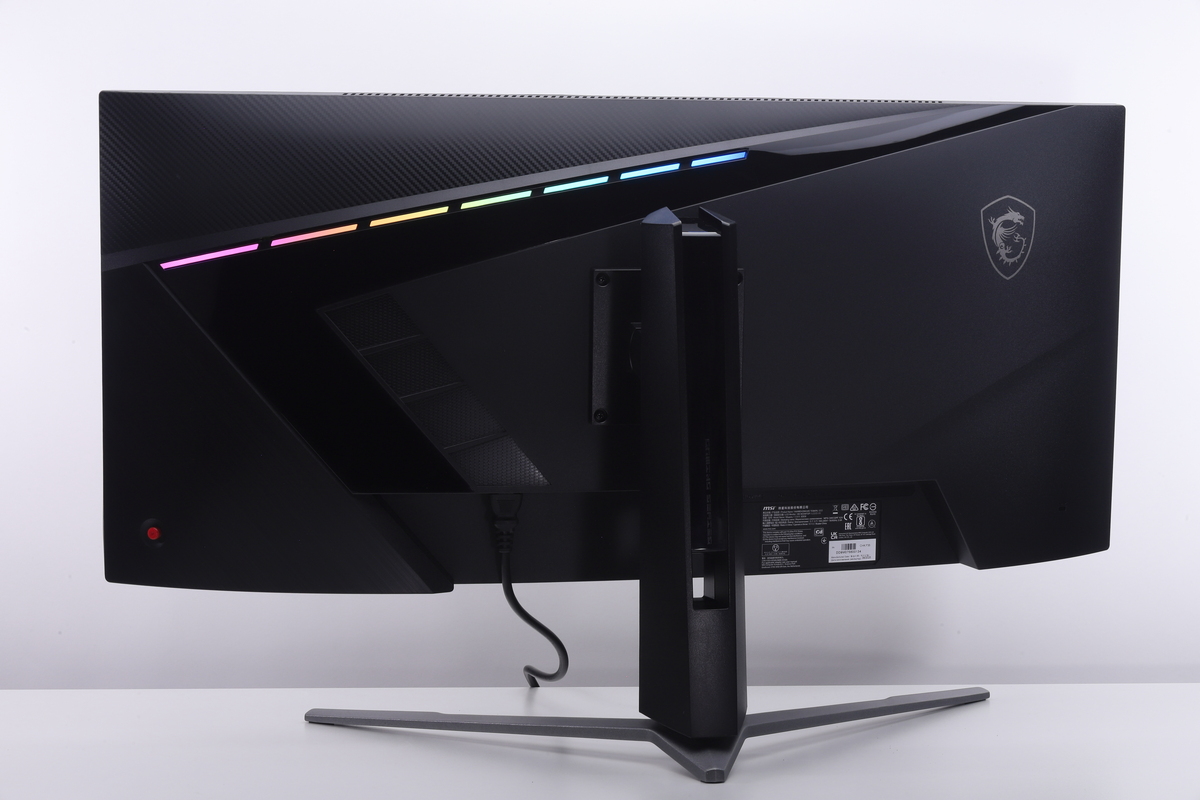 本体背面には、Mystic Light対応のRGB LEDイルミネーションも搭載されている