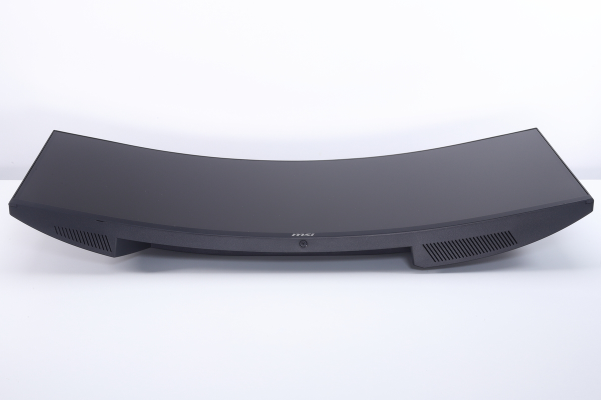 パネルの曲率は1,500R