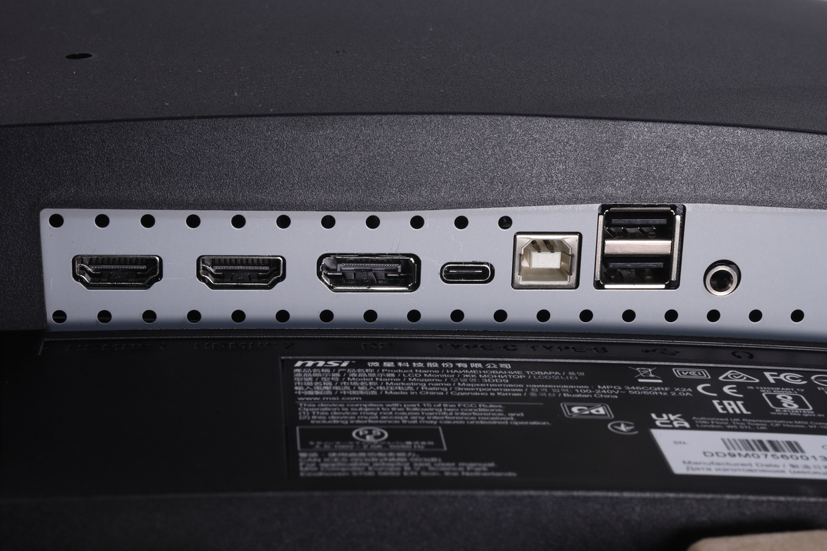 映像入力端子はHDMI 2.1[2基]、DisplayPort[1基]、USB Type-C[1基]。そのほか、USB 2.0 Type-A[2基]、USB Type-B、ヘッドホン出力も配置されている