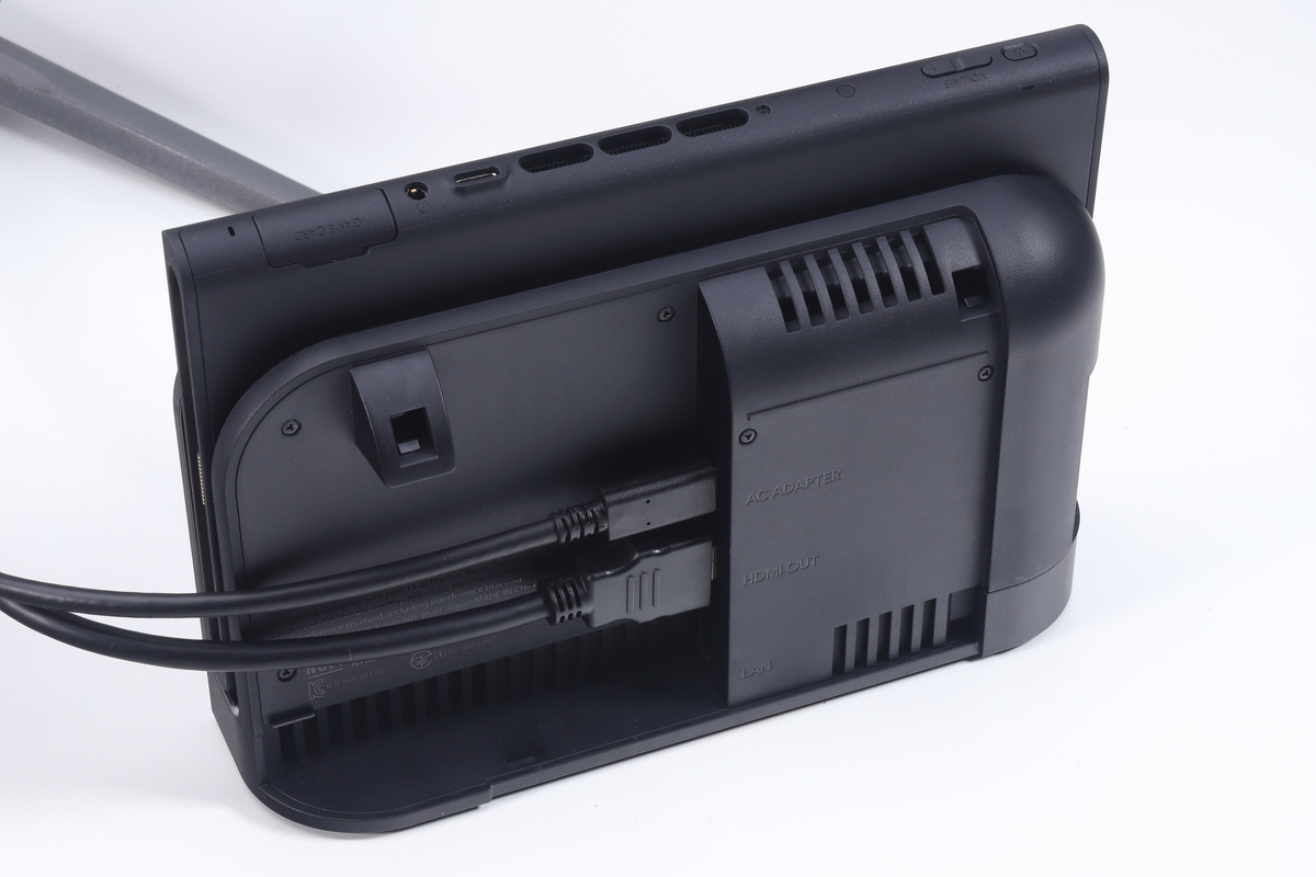 Switch 2専用ドック。HDMIが映像信号、USB Type-Cは電力供給を担っている