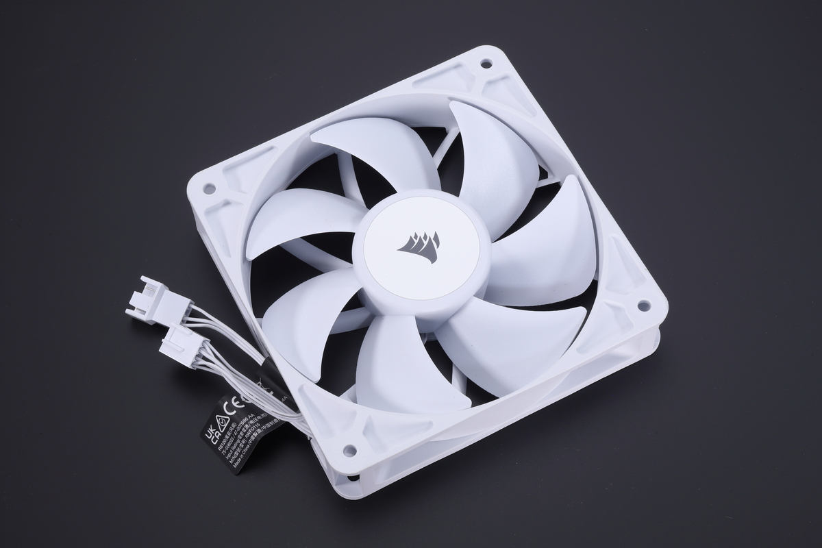 磁気ドームベアリングを採用する120mmファン「RS120」。PWM制御により0～2,100rpmで動作する