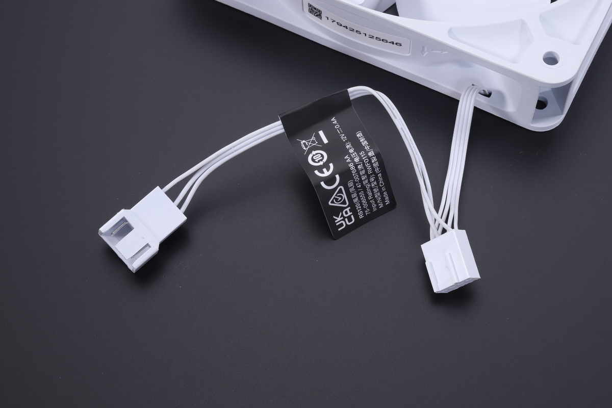 RS120はデイジーチェーン接続が可能な短い電源ケーブルを採用。コネクタ形状は標準的な4ピンFAN。