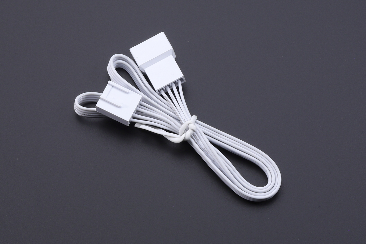 4ピンFANコネクタを備える延長ケーブル。ショートケーブルを採用するRS120の配線に用いる