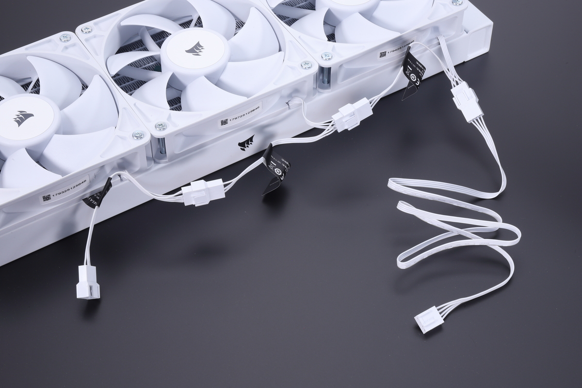 ファンと延長ケーブルを接続した状態。4ピンFANケーブル一本で冷却ファンを接続できる