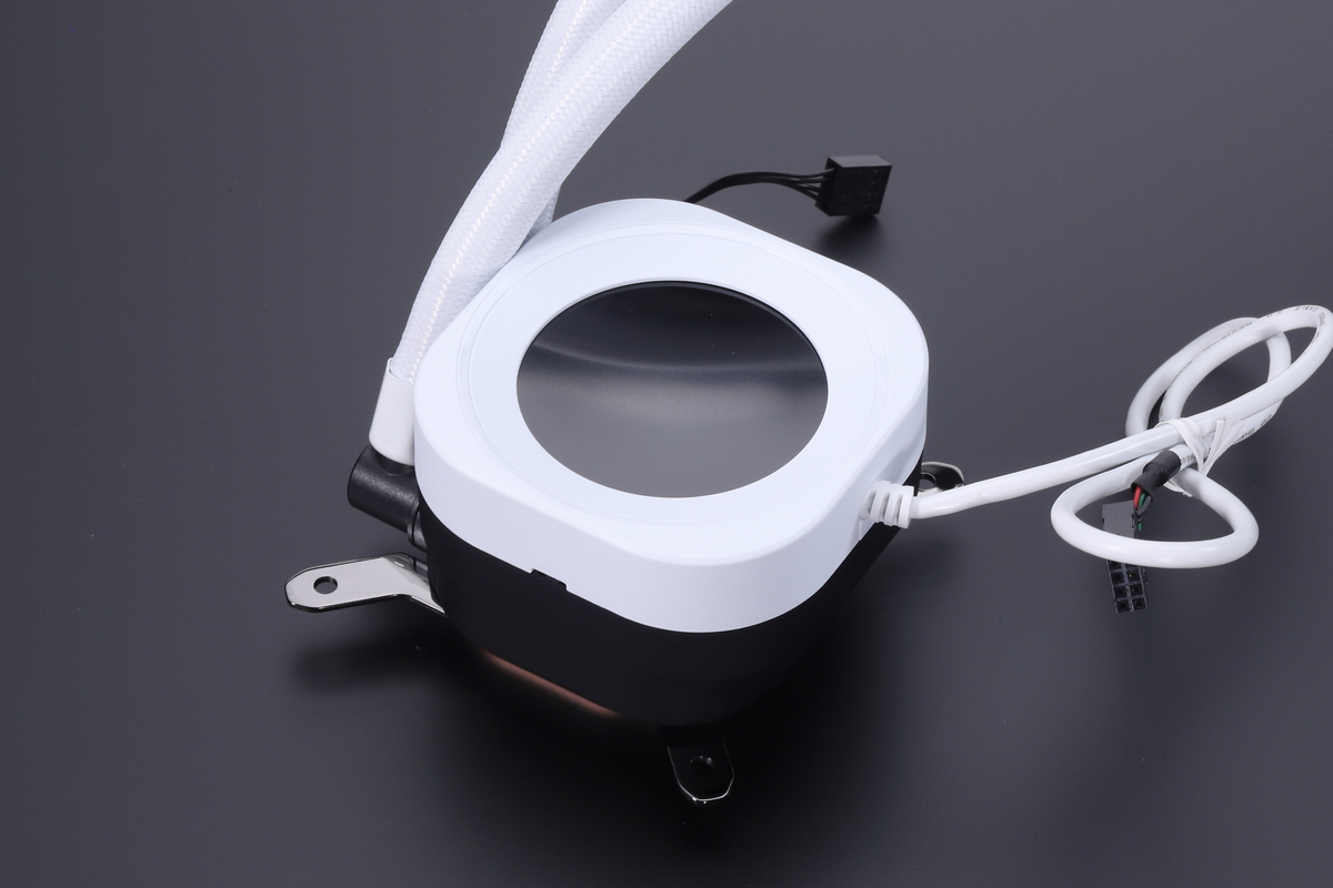 円形の2.1型LCDパネルを搭載する水冷ヘッド