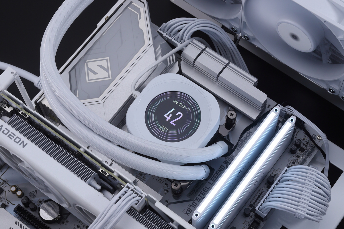 iCUEを利用することで、CPU温度をはじめとするPCのステータス情報を表示することができる