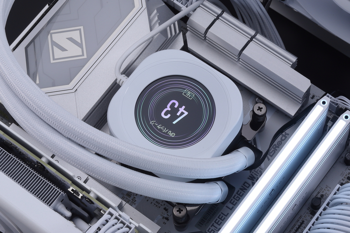 LCDパネルの表示方向は90度単位で変更できる。取り付け方向に応じた最適な表示が可能だ