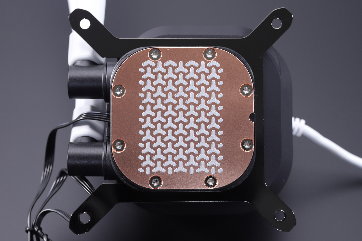 CPUと接触するベース面は銅製で、サーマルグリスが塗布されている