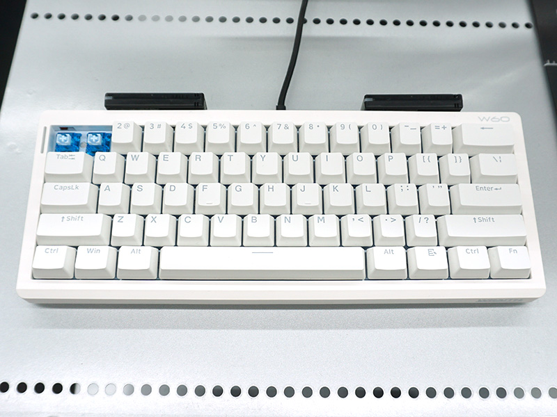 W60 ホワイト