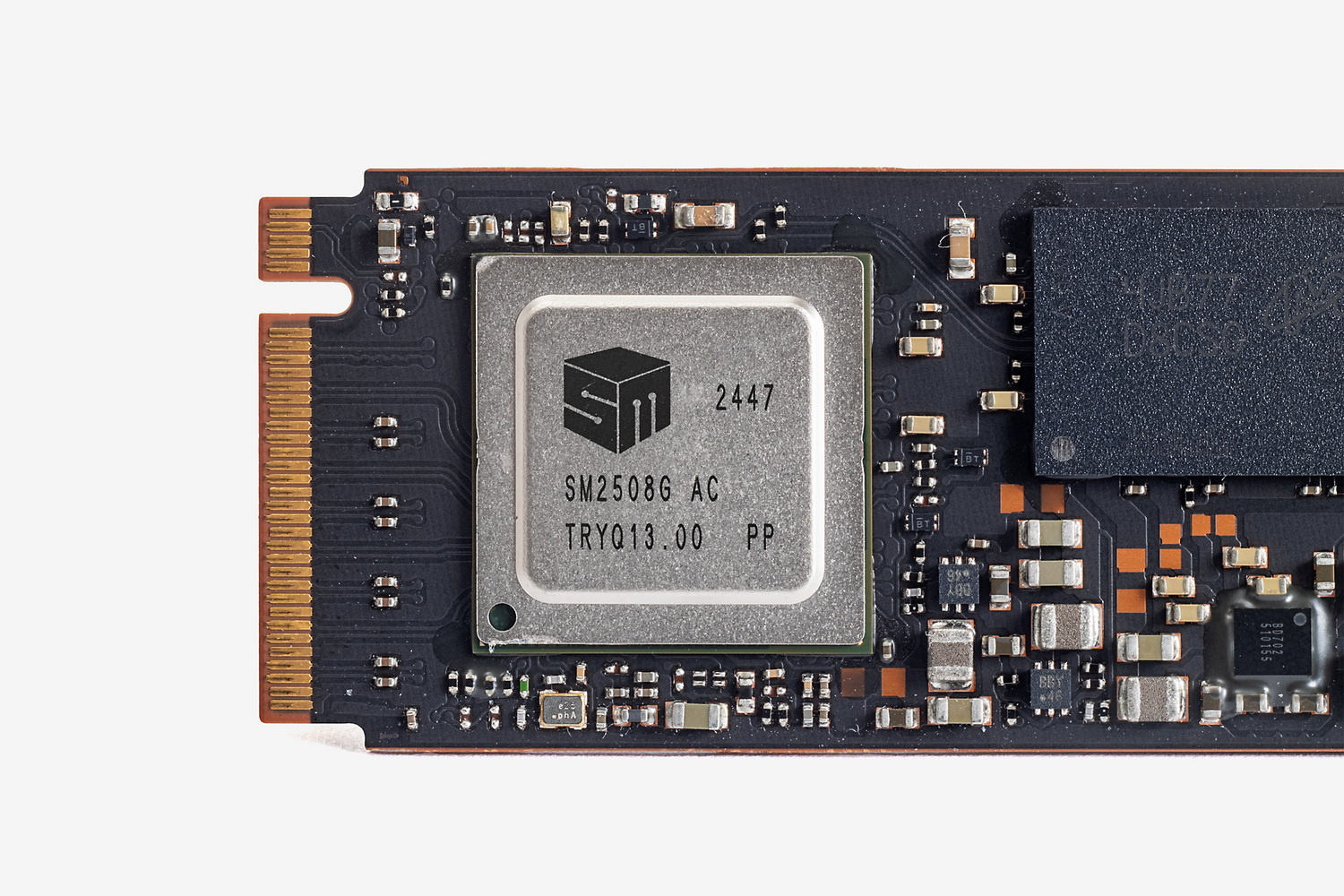 コントローラーは8chのSilicon Motion SM2508を採用。TSMC 6nmプロセス製造で高速かつ低発熱、低消費電力を実現