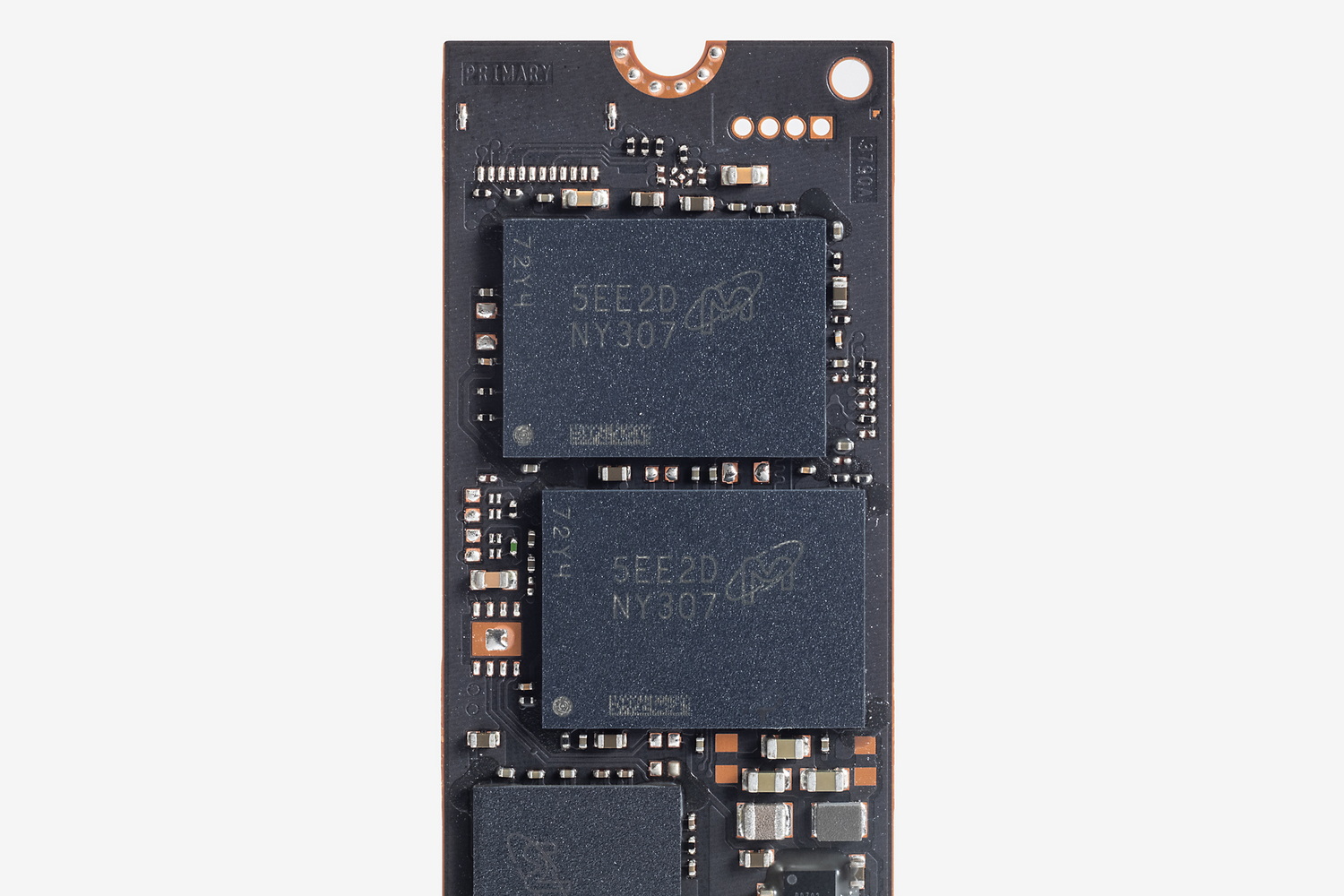 NANDフラッシュメモリはMicronの276層第9世代3D TLC NANDを搭載。最大3,600MT/sだ