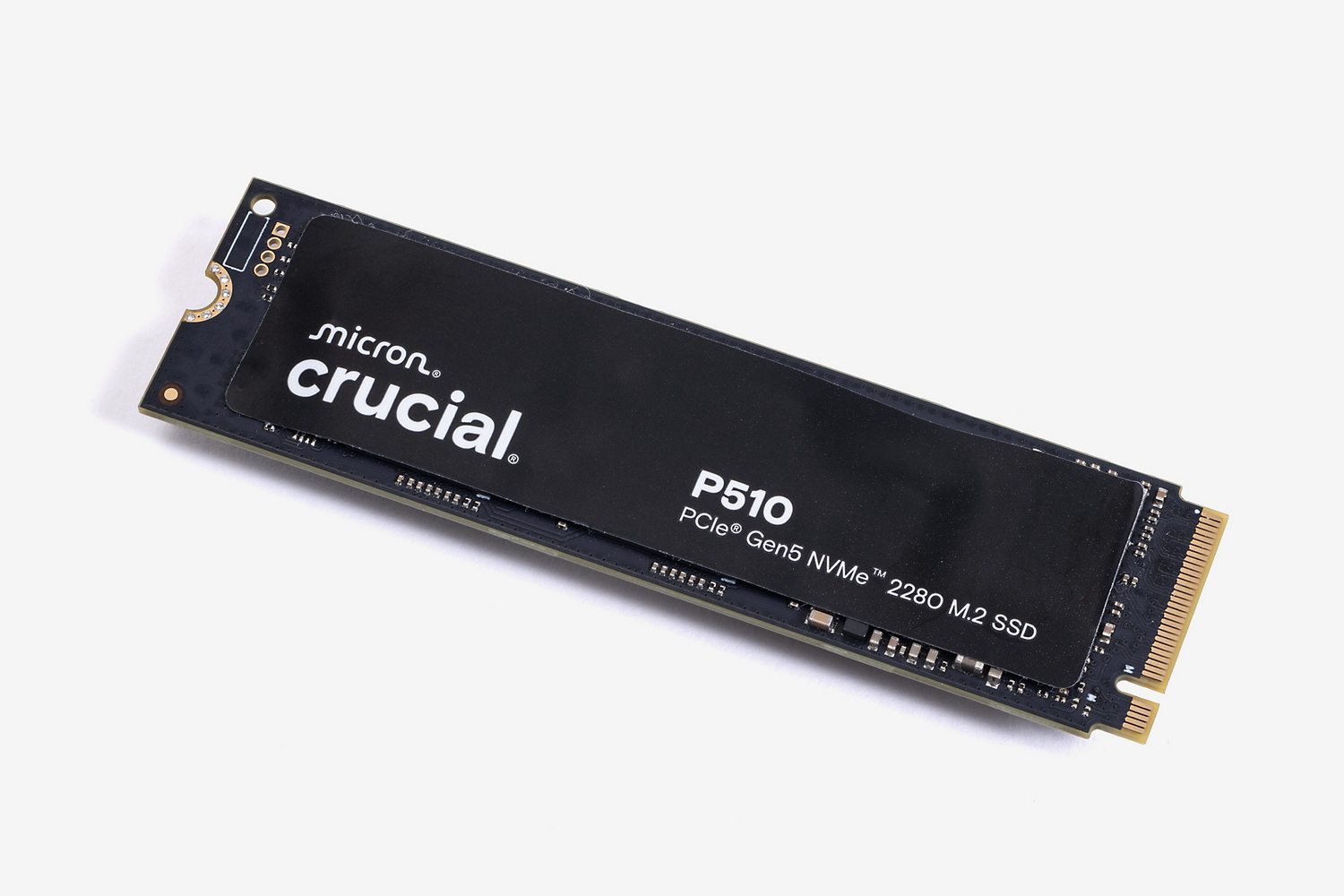 MicronのCrucial P510。T710と同様にシンプルなデザイン