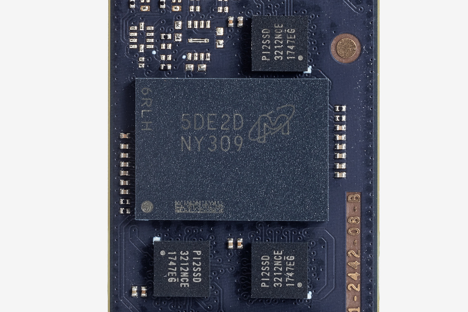 NANDフラッシュメモリはT710と同じくMicronの276層第9世代3D TLC NANDを採用