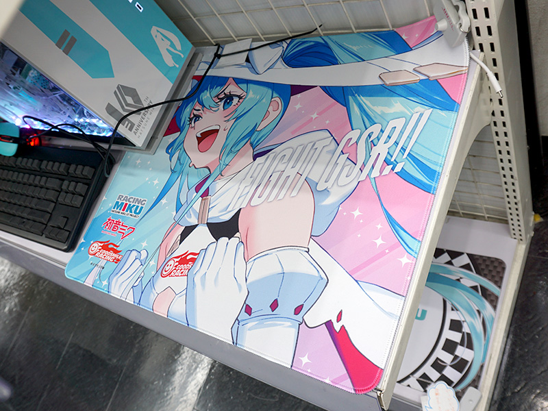 <a href="https://akiba-pc.watch.impress.co.jp/docs/news/news/1643028.html" class="deliver_inner_content i">「レーシングミク 2024Ver.」デザインのゲーミングマウスパッド</a>