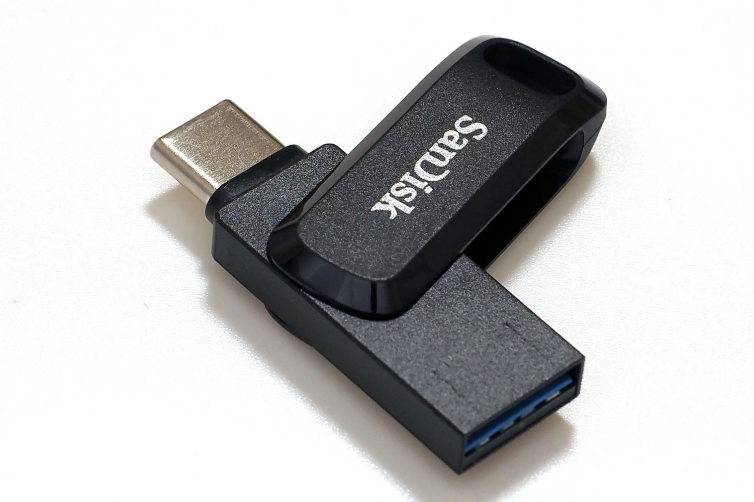 インストールメディア作成のためにUSBメモリが必要になる。2025年8月時点では8GB以上のものを求められる