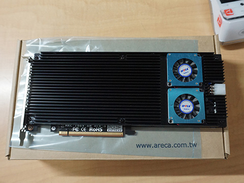 25個もUSBポートを備えたX870マザー、M.2 SSD×8基対応のRAIDカード