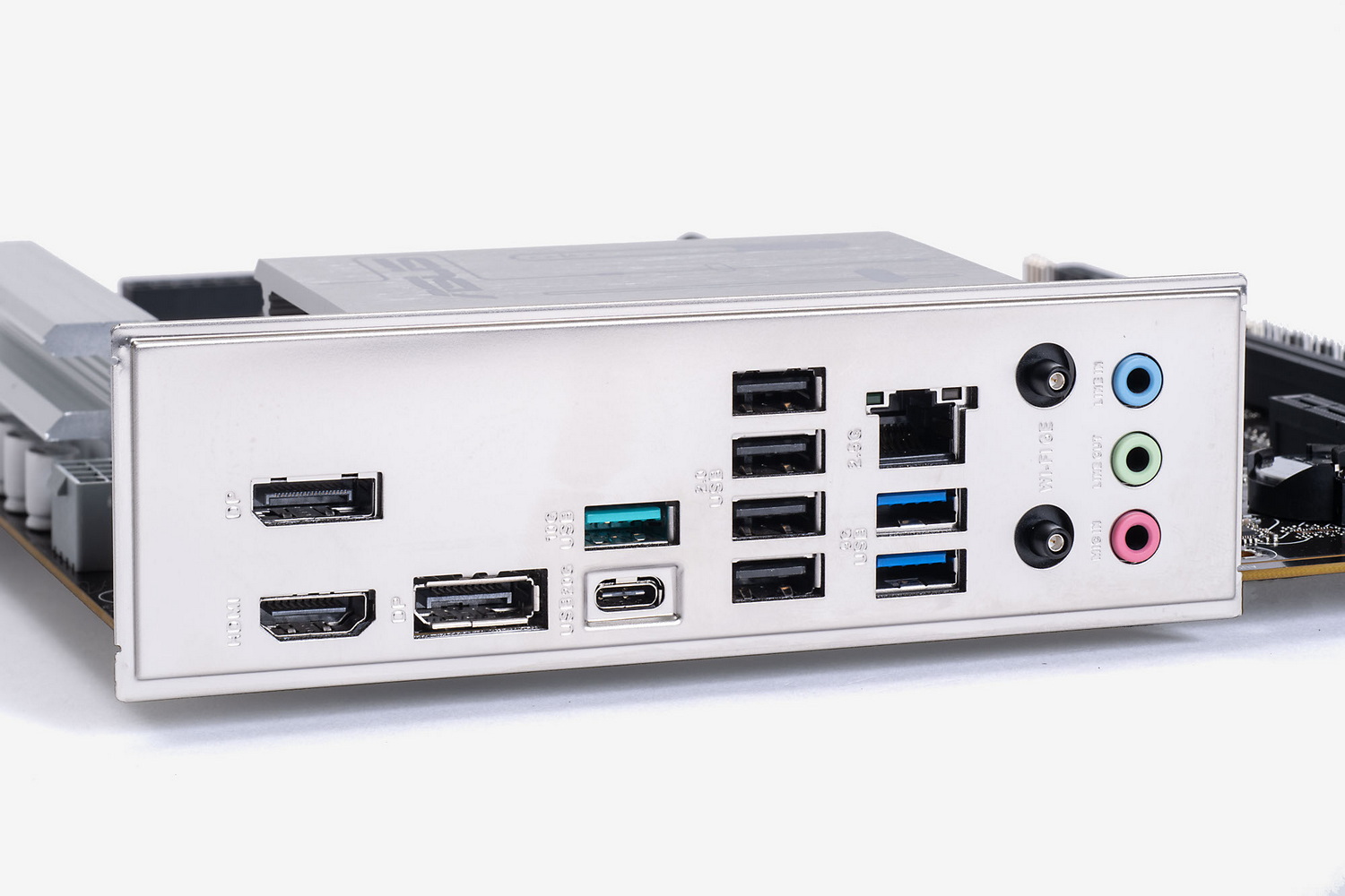 バックパネルインターフェイス。映像出力に対応するUSB 20Gbps Type-C、2.5Gの有線LAN、Wi-Fi 6Eなど必要十分な装備