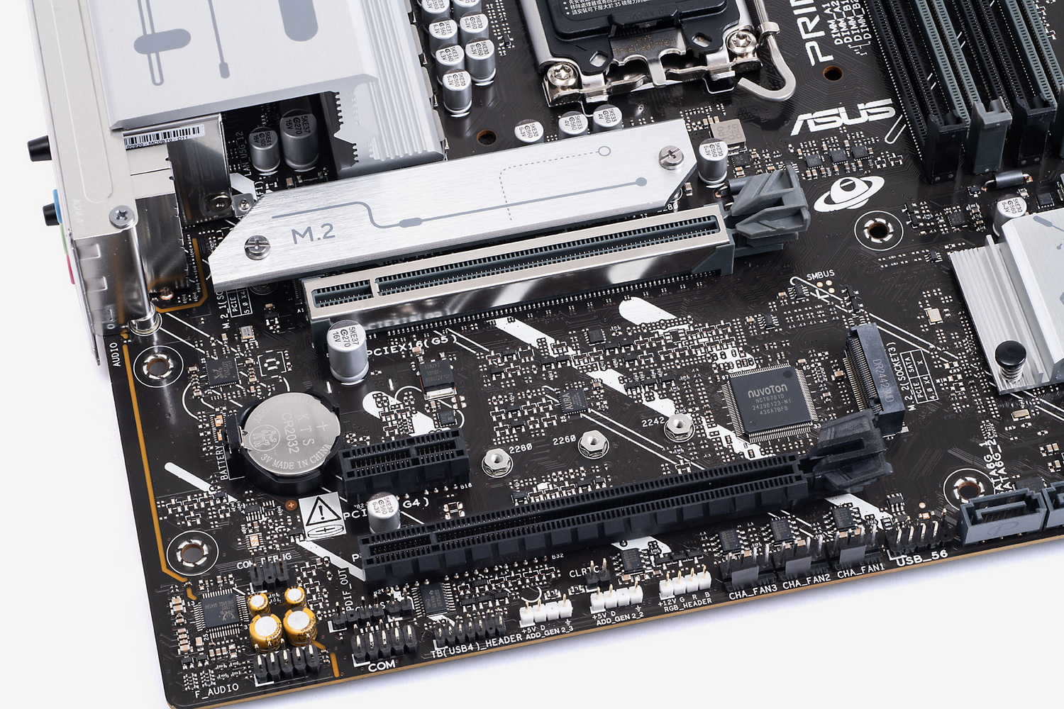 M.2スロットを2基、PCI Expressスロットと3基とmicroATXながら高い拡張性を持つ。1基のM.2スロットにはヒートシンクを用意