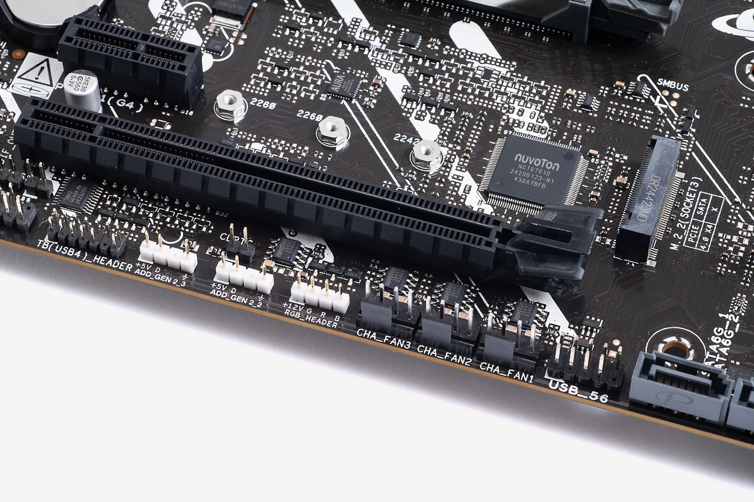 ファン用コネクタを6基、ARGB用コネクタを3基、RGB LED用コネクタを1基用意しているので不足することはないだろう