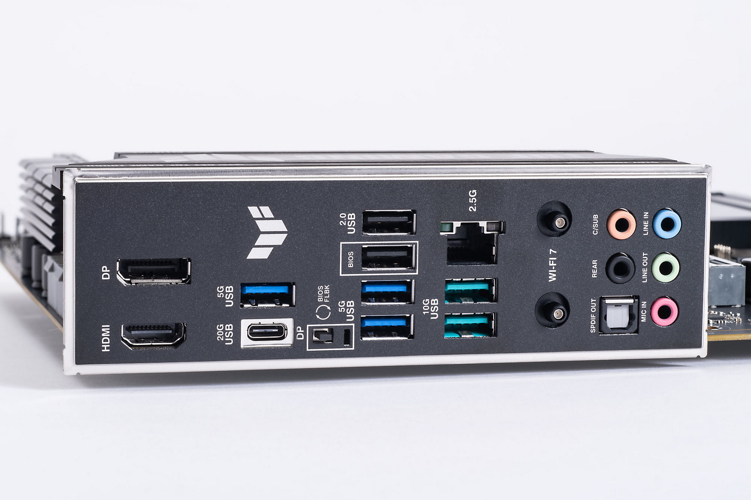 バックパネルインターフェイス。USB 20Gbps Type-Cは映像出力も可能だ。2.5Gの有線LAN、Wi-Fi 7など充実している