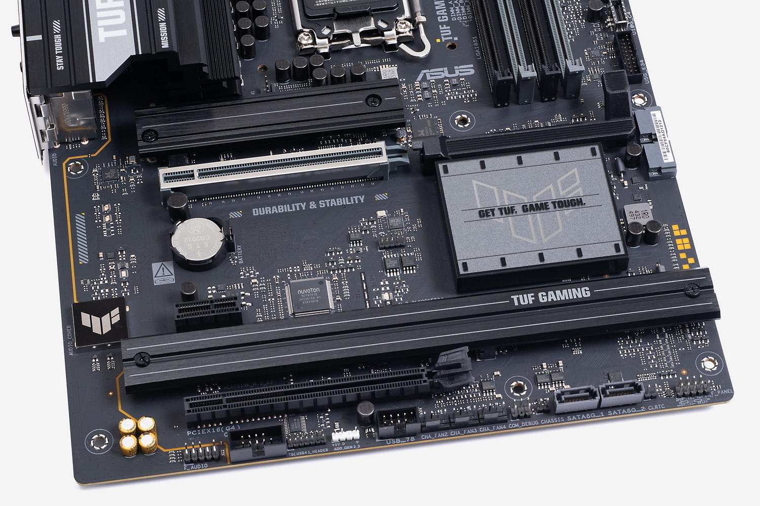 M.2スロット3基、PCI Expressスロットも3基と高い拡張性が確保されている。M.2スロットはすべてヒートシンク搭載だ