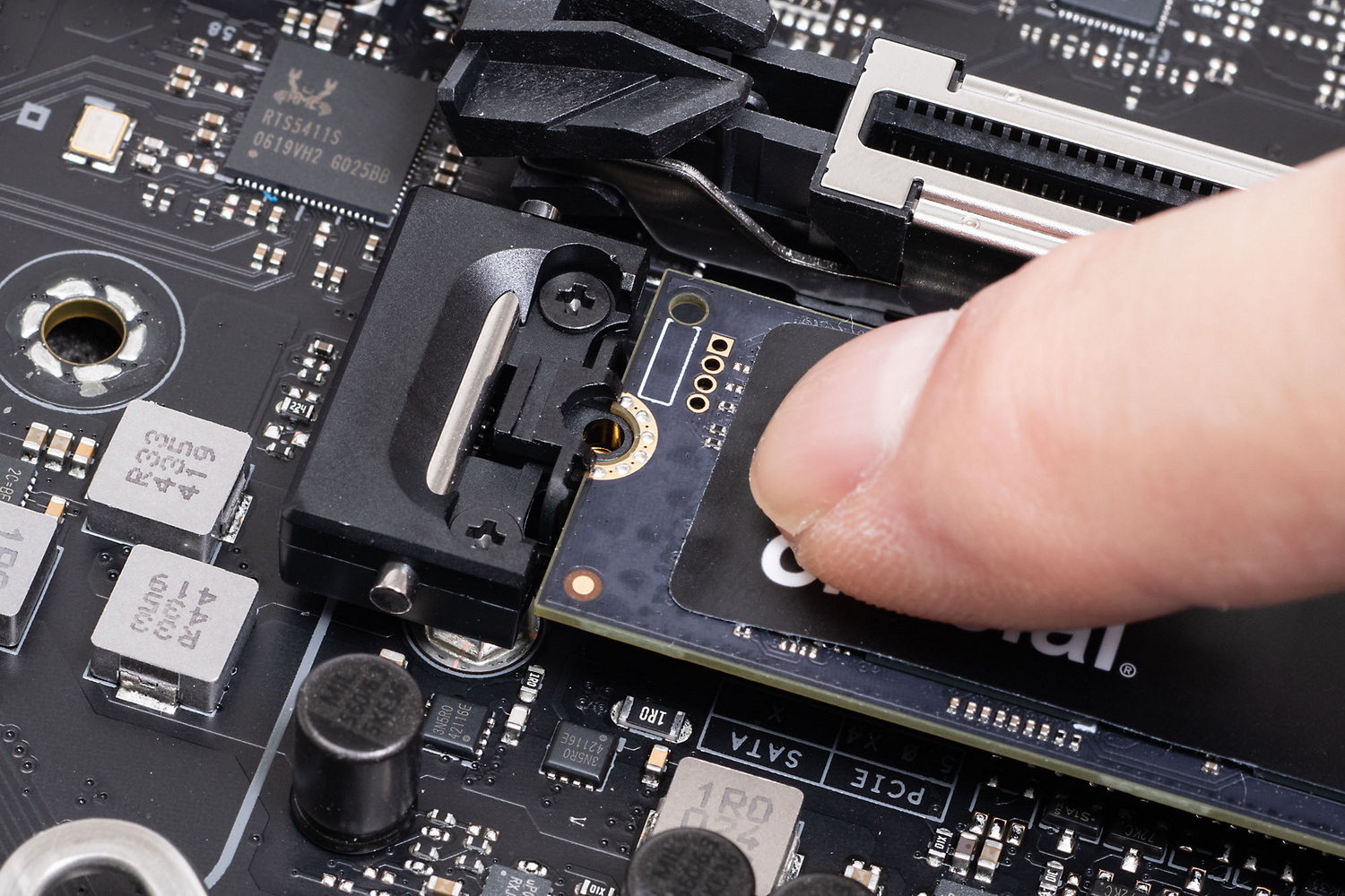 M.2 SSDを押すだけでロックできる「M.2 Q-Latch」。ロックはワンタッチで解除できるのでSSDの交換も簡単だ