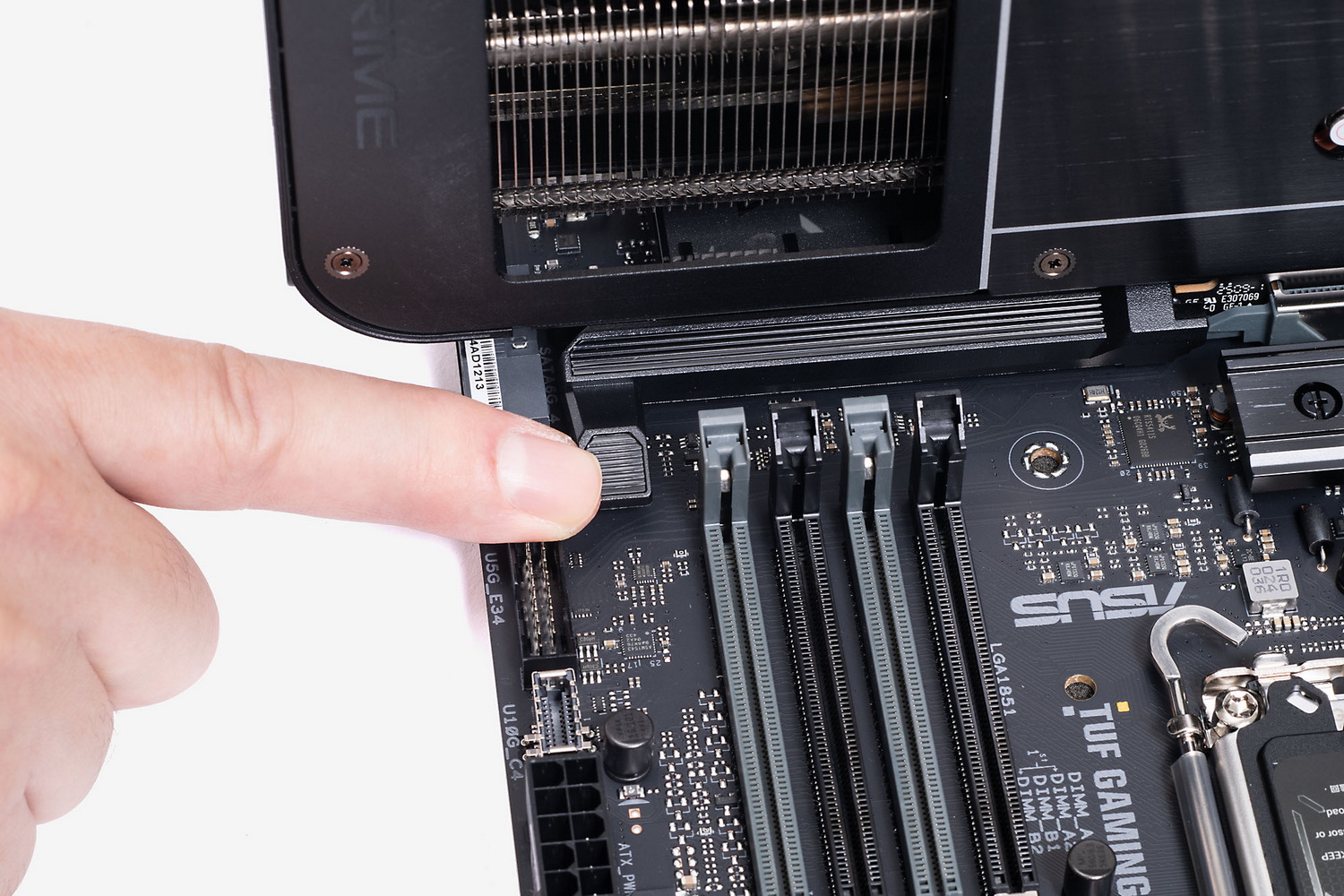 物理的なボタンでPCI Express x16スロットのロックを解除できる「PCIe Slot Q-Release」。ワンタッチでビデオカードを取り外せるのが便利だ