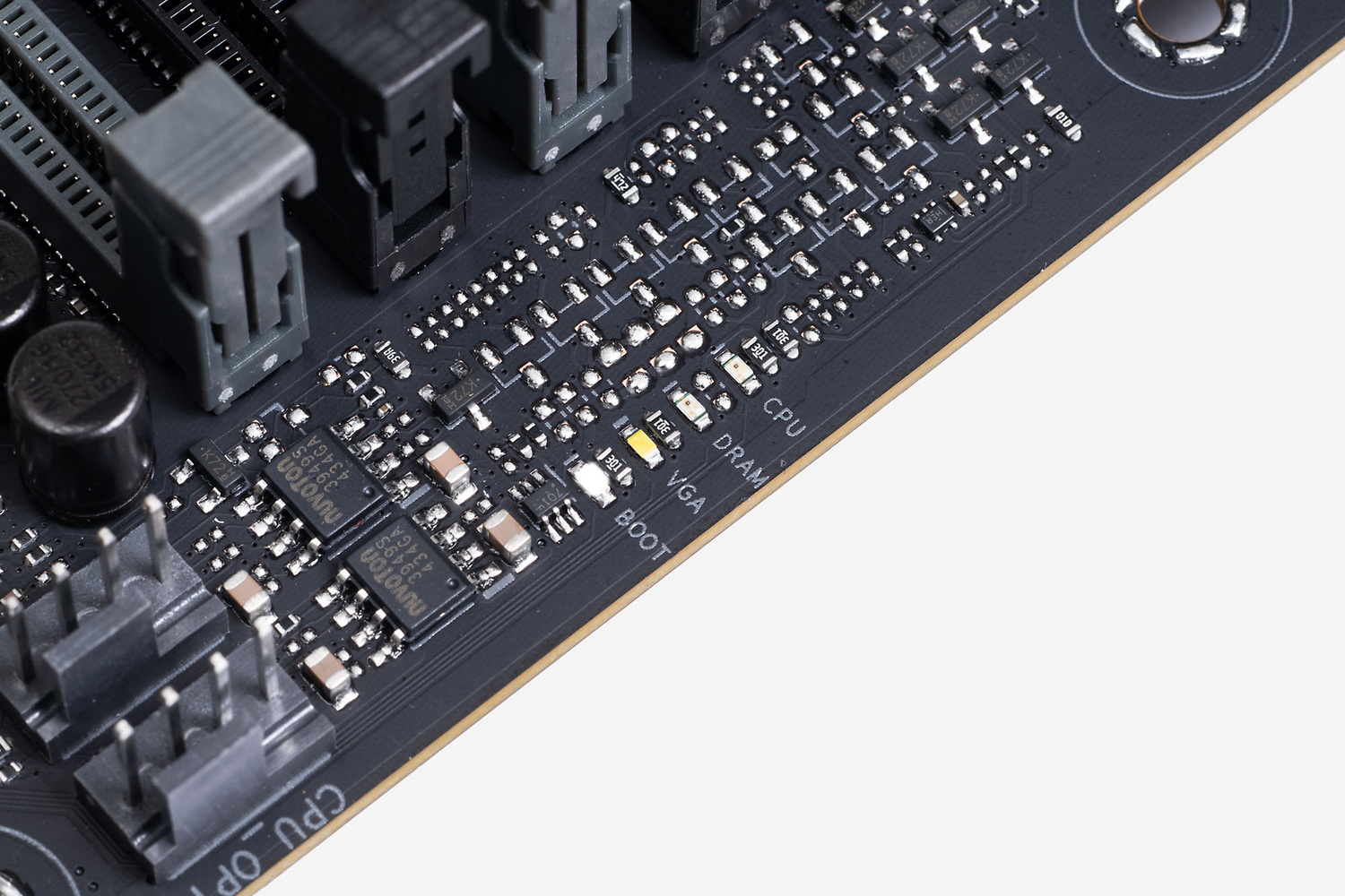 問題のある箇所をLEDで知らせてくれる「Q-LED」。例えばメモリに問題があって起動しない場合は、DRAMのLEDが光る