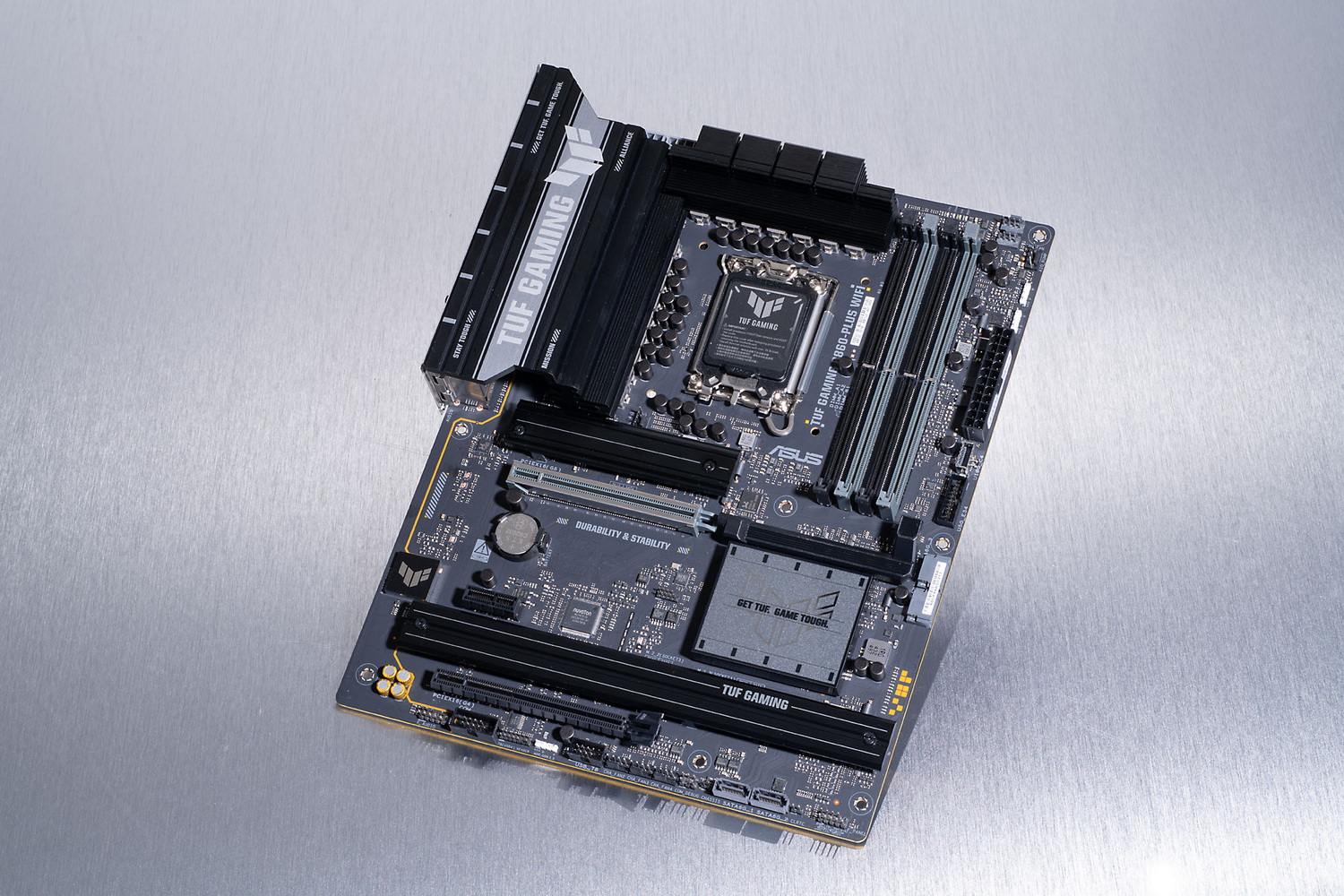 TUF Gamingらしいミリタリー調の硬派でシンプルなデザインだ。右下にワンポイントでLEDが内蔵されている