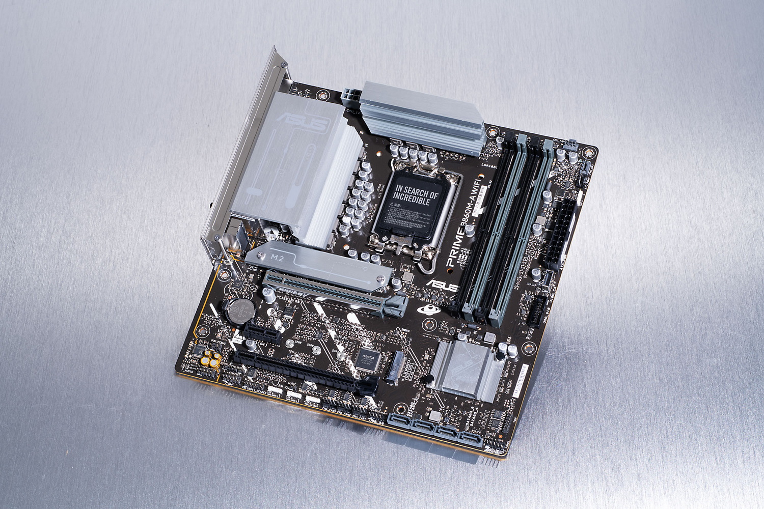 ブラックとシルバーのツートンカラーが目を引く。コストを抑えつつも必要な機能をしっかりそろえているのがPRIMEシリーズの特徴だ