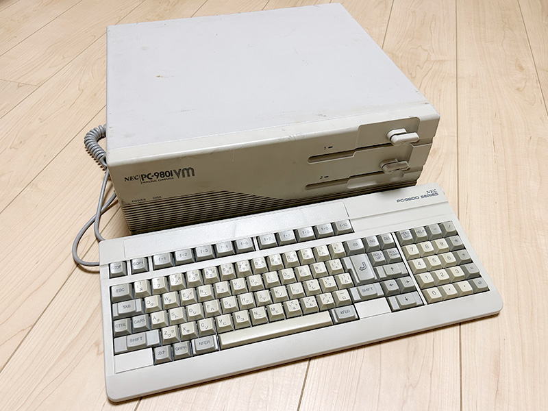 同時期に登場していたPC-9801RAなどと同じデザインで、滑らかなアローラインの曲線で構成されています。VM21と比べるとゴツゴツした感じが消えて、より柔らかい印象をユーザーに与えてくれました。