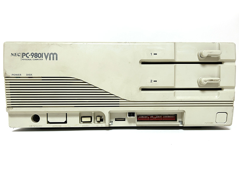 正面から見ると、ロゴ以外は同時期にデビューしたPC-9801RX2などとほぼ同じです。柔らかい印象を与えてくれるデザインは、PC-9801FXやPC-9801FAなどまで使われました。